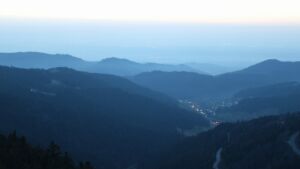 Dieses Bild zeigt eine Webcam-Aufnahme vom Achertal, aufgenommen am Samstag, den 07.03.2026 um 18:50 Uhr. Die Temperatur betrug 10.3°C.