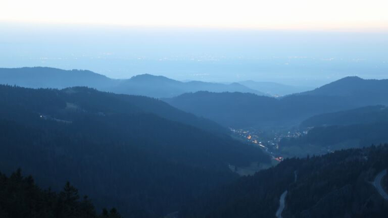 Dieses Bild zeigt eine Webcam-Aufnahme vom Achertal, aufgenommen am Samstag, den 07.03.2026 um 18:50 Uhr. Die Temperatur betrug 10.3°C.