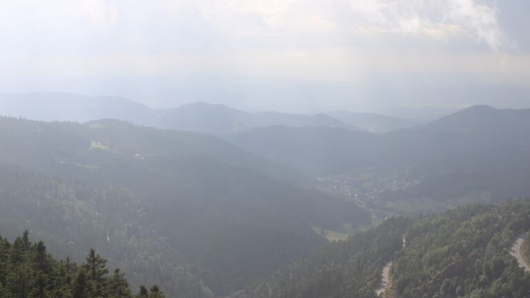 Dieses Bild zeigt eine Webcam-Aufnahme vom Achertal, aufgenommen am Montag, den 28.07.2025 um 17:30 Uhr. Die Temperatur betrug 12°C.