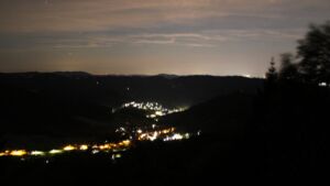 Dieses Bild zeigt eine Webcam-Aufnahme vom Achertal, aufgenommen am Samstag, den 25.07.2026 um 01:30 Uhr. Die Temperatur betrug 20.5°C.