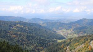 Dieses Bild zeigt eine Webcam-Aufnahme vom Achertal, aufgenommen am Dienstag, den 14.10.2025 um 12:30 Uhr. Die Temperatur betrug 10.6°C.