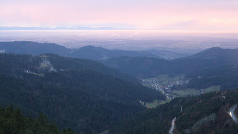 Dieses Bild zeigt eine Webcam-Aufnahme vom Achertal, aufgenommen am Sonntag, den 16.11.2025 um 16:50 Uhr. Die Temperatur betrug 6.1°C.