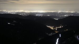 Dieses Bild zeigt eine Webcam-Aufnahme vom Achertal, aufgenommen am Mittwoch, den 14.01.2026 um 19:00 Uhr. Die Temperatur betrug 5.5°C.