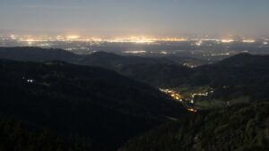 Dieses Bild zeigt eine Webcam-Aufnahme vom Achertal, aufgenommen am Freitag, den 01.05.2026 um 01:30 Uhr. Die Temperatur betrug 5.3°C.