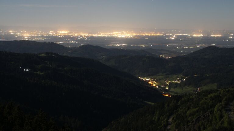 Dieses Bild zeigt eine Webcam-Aufnahme vom Achertal, aufgenommen am Freitag, den 01.05.2026 um 01:30 Uhr. Die Temperatur betrug 5.3°C.