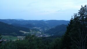 Dieses Bild zeigt eine Webcam-Aufnahme vom Achertal, aufgenommen am Samstag, den 20.06.2026 um 22:00 Uhr. Die Temperatur betrug 27.1°C.