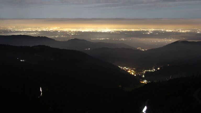 Dieses Bild zeigt eine Webcam-Aufnahme vom Achertal, aufgenommen am Mittwoch, den 08.10.2025 um 21:00 Uhr. Die Temperatur betrug 11.2°C.