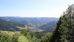 Dieses Bild zeigt eine Webcam-Aufnahme vom Achertal, aufgenommen am Sonntag, den 07.06.2026 um 17:10 Uhr. Die Temperatur betrug 23.5°C.
