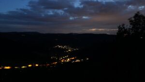 Dieses Bild zeigt eine Webcam-Aufnahme vom Achertal, aufgenommen am Samstag, den 29.08.2026 um 21:10 Uhr. Die Temperatur betrug 18.1°C.