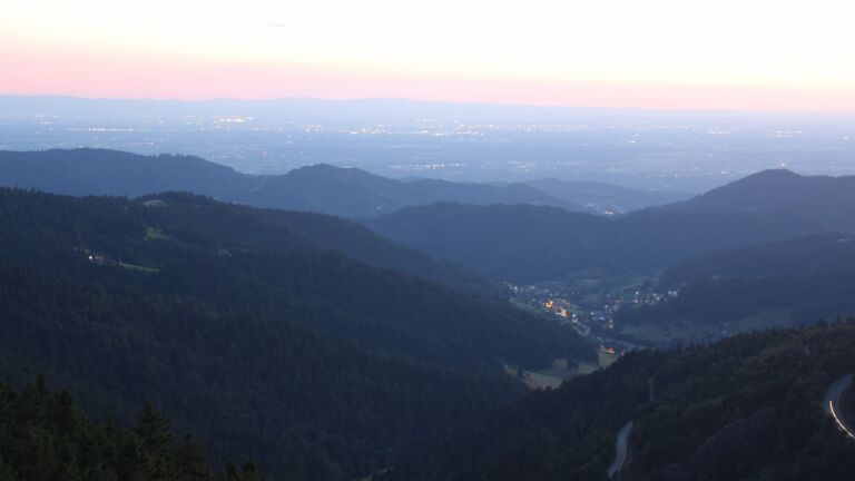 Dieses Bild zeigt eine Webcam-Aufnahme vom Achertal, aufgenommen am Samstag, den 12.07.2025 um 22:10 Uhr. Die Temperatur betrug 16.4°C.