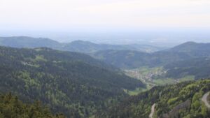 Dieses Bild zeigt eine Webcam-Aufnahme vom Achertal, aufgenommen am Dienstag, den 28.04.2026 um 16:50 Uhr. Die Temperatur betrug 15.1°C.