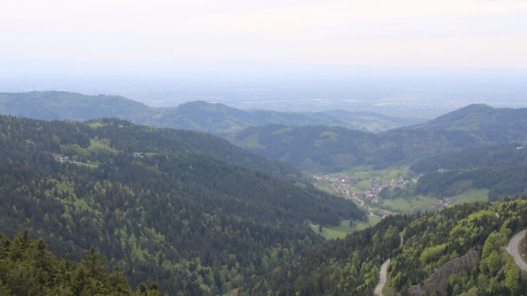 Dieses Bild zeigt eine Webcam-Aufnahme vom Achertal, aufgenommen am Dienstag, den 28.04.2026 um 16:50 Uhr. Die Temperatur betrug 15.1°C.