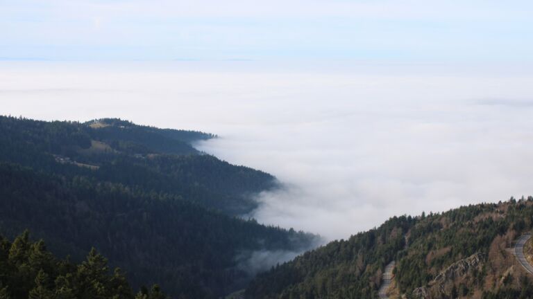 Dieses Bild zeigt eine Webcam-Aufnahme vom Achertal, aufgenommen am Montag, den 22.12.2025 um 13:10 Uhr. Die Temperatur betrug 7.9°C.