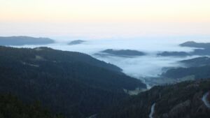 Dieses Bild zeigt eine Webcam-Aufnahme vom Achertal, aufgenommen am Samstag, den 13.12.2025 um 08:30 Uhr. Die Temperatur betrug 8.3°C.