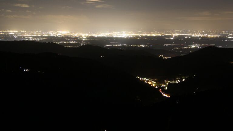 Dieses Bild zeigt eine Webcam-Aufnahme vom Achertal, aufgenommen am Freitag, den 24.10.2025 um 21:00 Uhr. Die Temperatur betrug 2.6°C.