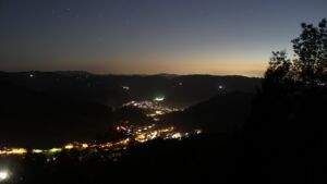 Dieses Bild zeigt eine Webcam-Aufnahme vom Achertal, aufgenommen am Mittwoch, den 28.10.2026 um 18:30 Uhr. Die Temperatur betrug 6.6°C.