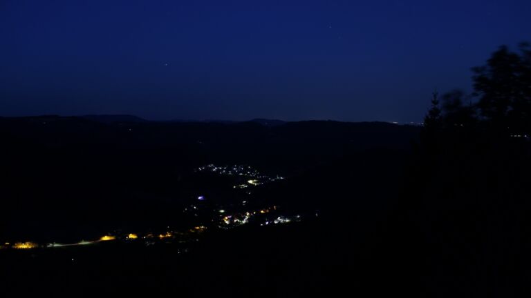 Dieses Bild zeigt eine Webcam-Aufnahme vom Achertal, aufgenommen am Freitag, den 14.08.2026 um 05:10 Uhr. Die Temperatur betrug 25.5°C.