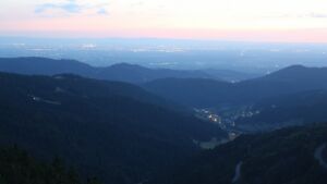 Dieses Bild zeigt eine Webcam-Aufnahme vom Achertal, aufgenommen am Freitag, den 04.07.2025 um 22:20 Uhr. Die Temperatur betrug 17.3°C.