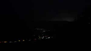 Dieses Bild zeigt eine Webcam-Aufnahme vom Achertal, aufgenommen am Freitag, den 12.06.2026 um 04:00 Uhr. Die Temperatur betrug 8.4°C.