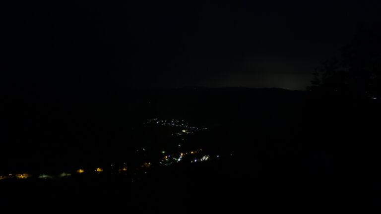Dieses Bild zeigt eine Webcam-Aufnahme vom Achertal, aufgenommen am Freitag, den 12.06.2026 um 04:00 Uhr. Die Temperatur betrug 8.4°C.