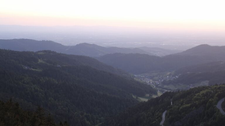 Dieses Bild zeigt eine Webcam-Aufnahme vom Achertal, aufgenommen am Donnerstag, den 15.05.2025 um 21:20 Uhr. Die Temperatur betrug 8.5°C.