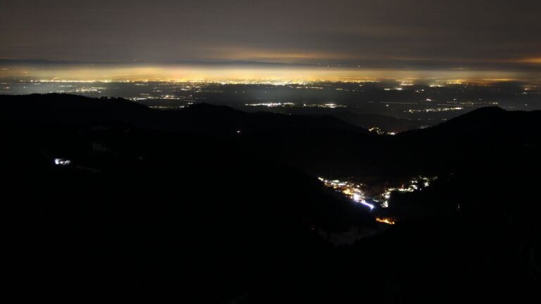 Dieses Bild zeigt eine Webcam-Aufnahme vom Achertal, aufgenommen am Sonntag, den 23.11.2025 um 06:10 Uhr. Die Temperatur betrug -3.9°C.