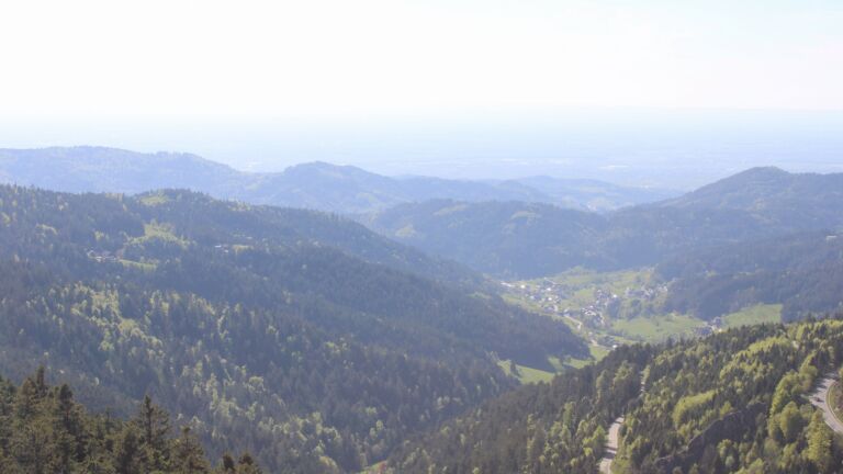 Dieses Bild zeigt eine Webcam-Aufnahme vom Achertal, aufgenommen am Sonntag, den 26.04.2026 um 17:10 Uhr. Die Temperatur betrug 14.9°C.