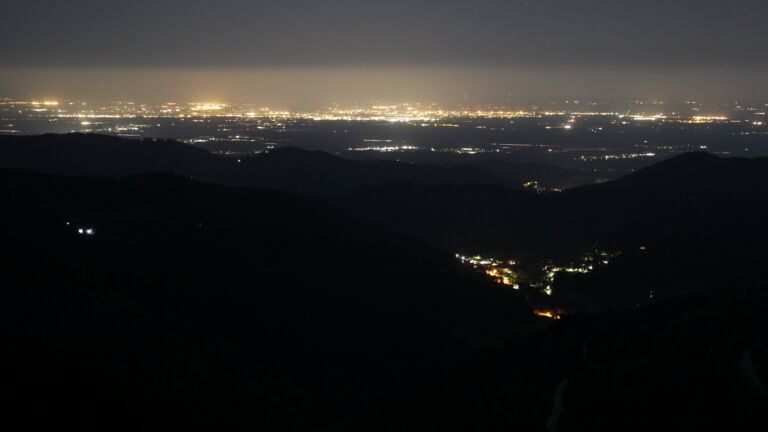 Dieses Bild zeigt eine Webcam-Aufnahme vom Achertal, aufgenommen am Donnerstag, den 23.04.2026 um 00:30 Uhr. Die Temperatur betrug 4.3°C.