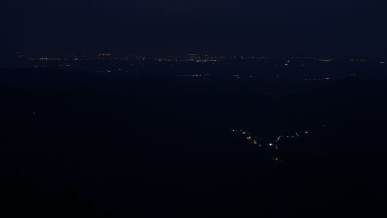 Dieses Bild zeigt eine Webcam-Aufnahme vom Achertal, aufgenommen am Montag, den 23.06.2025 um 04:20 Uhr. Die Temperatur betrug 16.2°C.