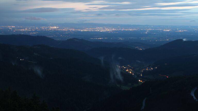 Dieses Bild zeigt eine Webcam-Aufnahme vom Achertal, aufgenommen am Freitag, den 06.06.2025 um 22:20 Uhr. Die Temperatur betrug 11.8°C.