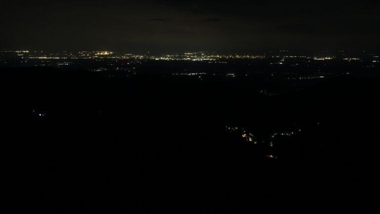 Dieses Bild zeigt eine Webcam-Aufnahme vom Achertal, aufgenommen am Freitag, den 01.08.2025 um 04:40 Uhr. Die Temperatur betrug 13°C.