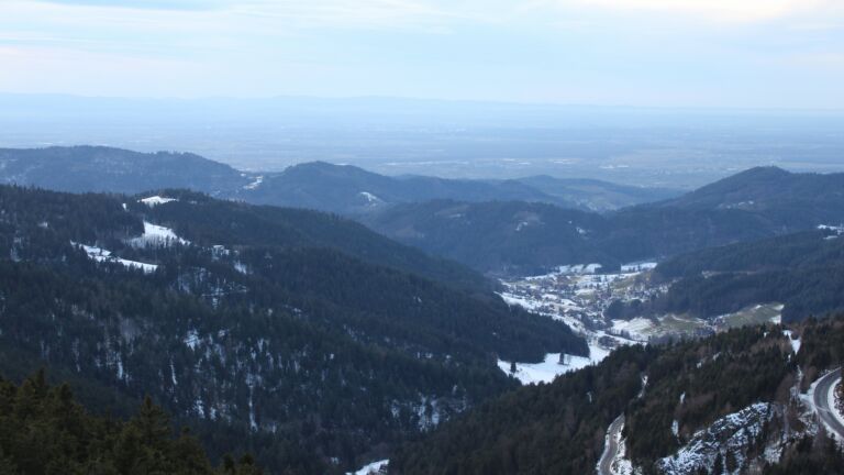 Dieses Bild zeigt eine Webcam-Aufnahme vom Achertal, aufgenommen am Dienstag, den 13.01.2026 um 16:50 Uhr. Die Temperatur betrug 6.7°C.