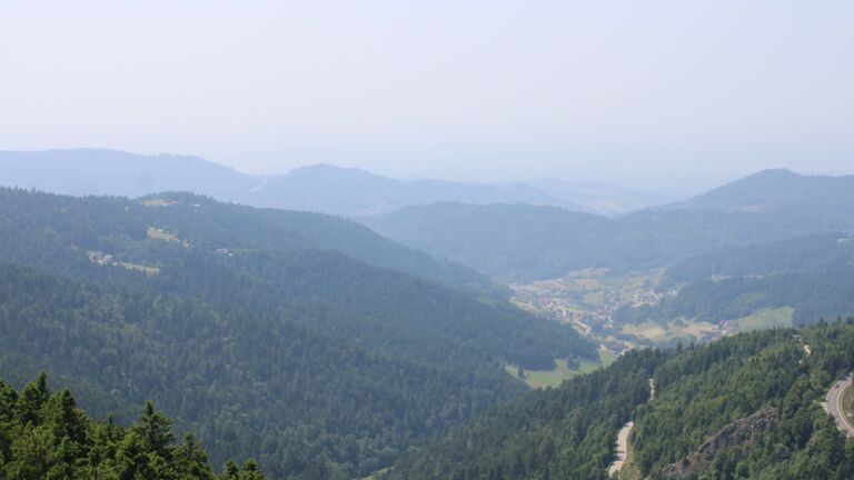 Dieses Bild zeigt eine Webcam-Aufnahme vom Achertal, aufgenommen am Freitag, den 13.06.2025 um 14:40 Uhr. Die Temperatur betrug 28.2°C.