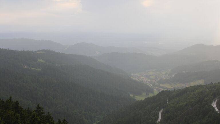 Dieses Bild zeigt eine Webcam-Aufnahme vom Achertal, aufgenommen am Samstag, den 31.05.2025 um 20:20 Uhr. Die Temperatur betrug 15.6°C.