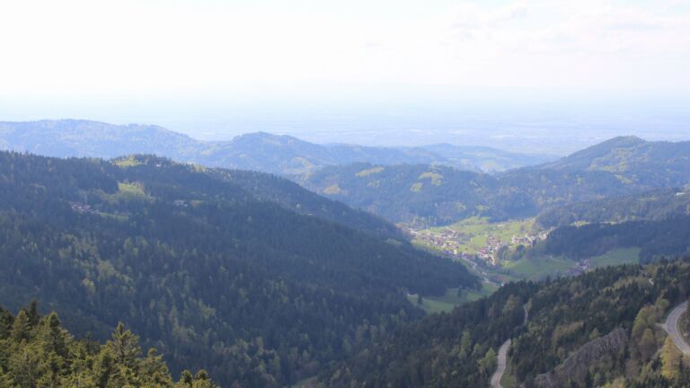 Dieses Bild zeigt eine Webcam-Aufnahme vom Achertal, aufgenommen am Montag, den 20.04.2026 um 15:50 Uhr. Die Temperatur betrug 8.4°C.