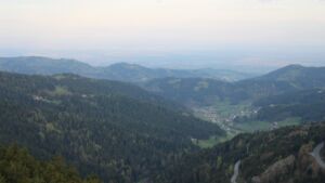 Dieses Bild zeigt eine Webcam-Aufnahme vom Achertal, aufgenommen am Samstag, den 18.04.2026 um 07:00 Uhr. Die Temperatur betrug 12.8°C.