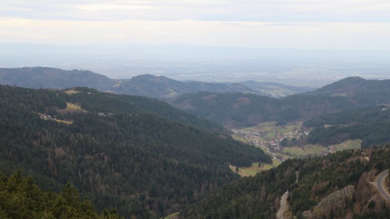 Dieses Bild zeigt eine Webcam-Aufnahme vom Achertal, aufgenommen am Freitag, den 19.12.2025 um 09:40 Uhr. Die Temperatur betrug 7.1°C.