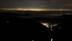 Dieses Bild zeigt eine Webcam-Aufnahme vom Achertal, aufgenommen am Sonntag, den 21.12.2025 um 23:30 Uhr. Die Temperatur betrug 8.9°C.