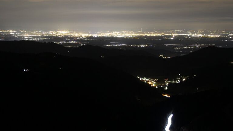 Dieses Bild zeigt eine Webcam-Aufnahme vom Achertal, aufgenommen am Sonntag, den 05.04.2026 um 21:40 Uhr. Die Temperatur betrug 6.8°C.