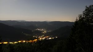 Dieses Bild zeigt eine Webcam-Aufnahme vom Achertal, aufgenommen am Mittwoch, den 27.05.2026 um 23:00 Uhr. Die Temperatur betrug 19.9°C.