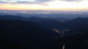 Dieses Bild zeigt eine Webcam-Aufnahme vom Achertal, aufgenommen am Sonntag, den 19.04.2026 um 21:10 Uhr. Die Temperatur betrug 5.8°C.