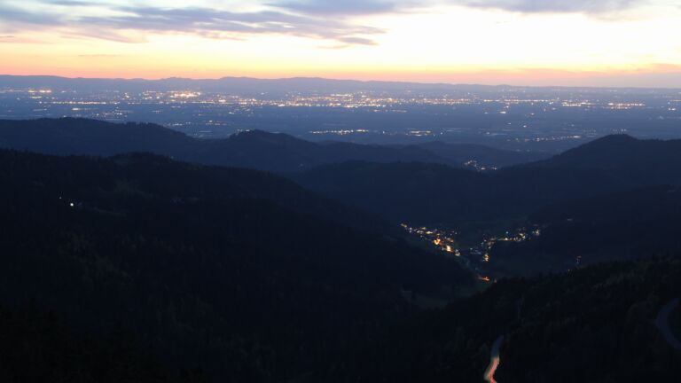 Dieses Bild zeigt eine Webcam-Aufnahme vom Achertal, aufgenommen am Sonntag, den 19.04.2026 um 21:10 Uhr. Die Temperatur betrug 5.8°C.