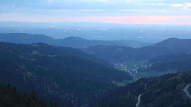 Dieses Bild zeigt eine Webcam-Aufnahme vom Achertal, aufgenommen am Samstag, den 18.04.2026 um 20:50 Uhr. Die Temperatur betrug 12.2°C.