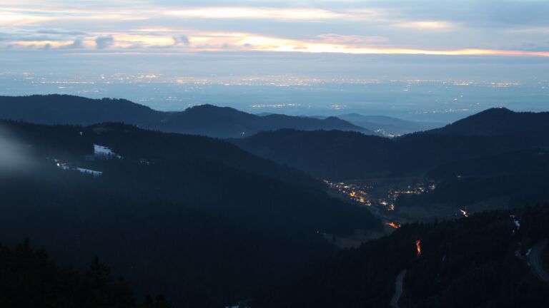 Dieses Bild zeigt eine Webcam-Aufnahme vom Achertal, aufgenommen am Sonntag, den 01.02.2026 um 18:10 Uhr. Die Temperatur betrug 1.8°C.