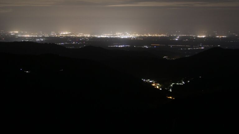 Dieses Bild zeigt eine Webcam-Aufnahme vom Achertal, aufgenommen am Dienstag, den 27.05.2025 um 02:30 Uhr. Die Temperatur betrug 8.4°C.