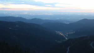 Dieses Bild zeigt eine Webcam-Aufnahme vom Achertal, aufgenommen am Donnerstag, den 16.04.2026 um 21:00 Uhr. Die Temperatur betrug 11.4°C.