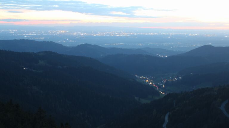 Dieses Bild zeigt eine Webcam-Aufnahme vom Achertal, aufgenommen am Donnerstag, den 16.04.2026 um 21:00 Uhr. Die Temperatur betrug 11.4°C.