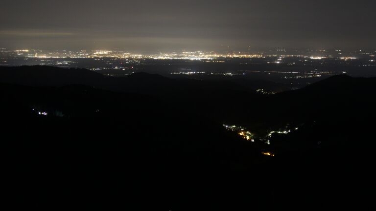 Dieses Bild zeigt eine Webcam-Aufnahme vom Achertal, aufgenommen am Freitag, den 25.07.2025 um 03:40 Uhr. Die Temperatur betrug 13.4°C.