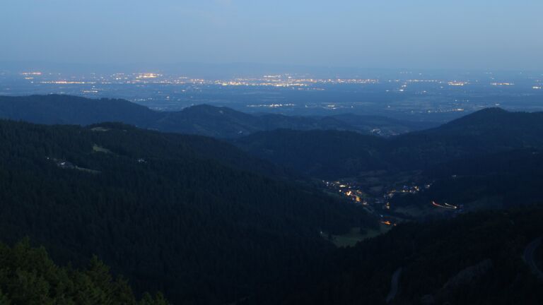 Dieses Bild zeigt eine Webcam-Aufnahme vom Achertal, aufgenommen am Mittwoch, den 25.06.2025 um 04:30 Uhr. Die Temperatur betrug 17.7°C.