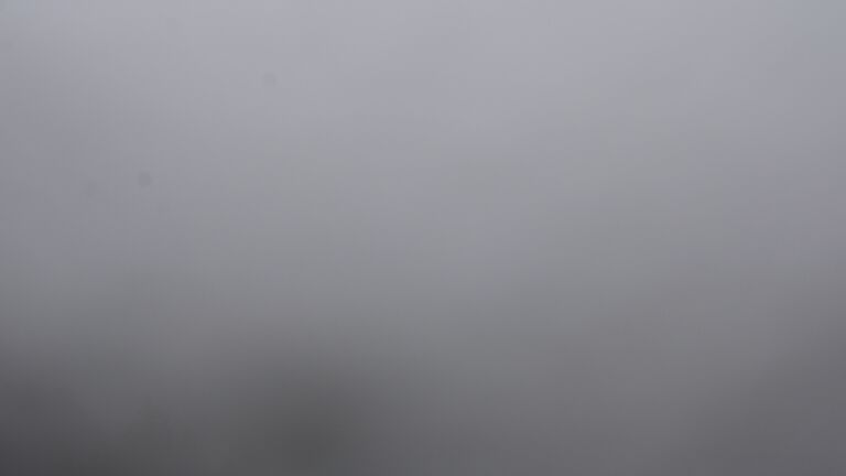 Dieses Bild zeigt eine Webcam-Aufnahme vom Achertal, aufgenommen am Sonntag, den 26.10.2025 um 12:10 Uhr. Die Temperatur betrug 0.6°C.